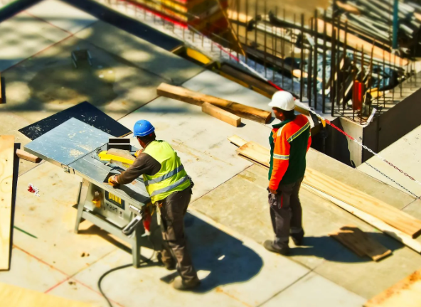 Medžių pjovimas Kaune: Saugūs ir profesionalūs sprendimai