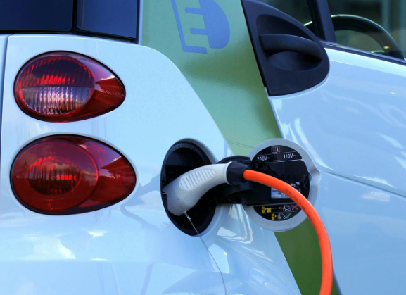 Kaip uždirbti iš elektromobilio įkrovimo namuose?