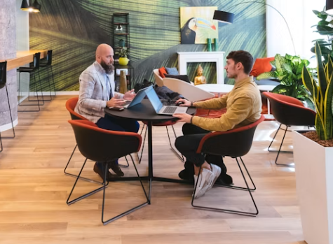 Darbai programuotojams: galimybės, perspektyvos ir karjeros keliai IT sektoriuje
